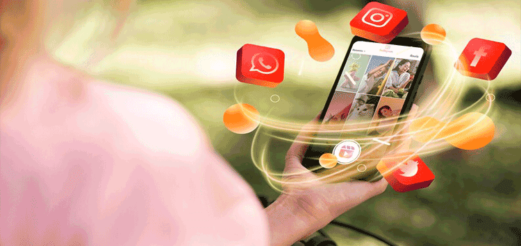 Mulher segurando celular com várioas ícones de redes sociais flutuando