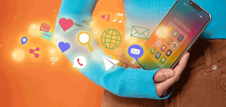 Mulher segurando um celular com vários ícones que representam redes sociais e interações na rede flutuando na tela