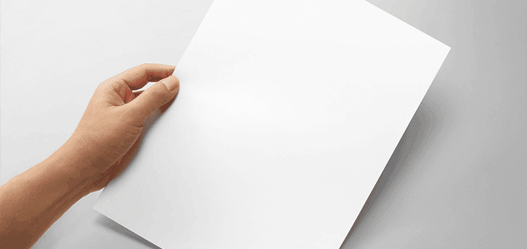 Uma mão segurando um pedaço de papel branco