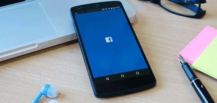 Um celular com símbolo do Facebook na tela