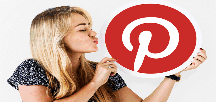 Mulher segurando e beijando uma placa do Pinterest