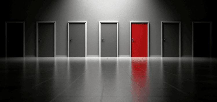 Uma fileira de portas em uma sala com porta vermelha