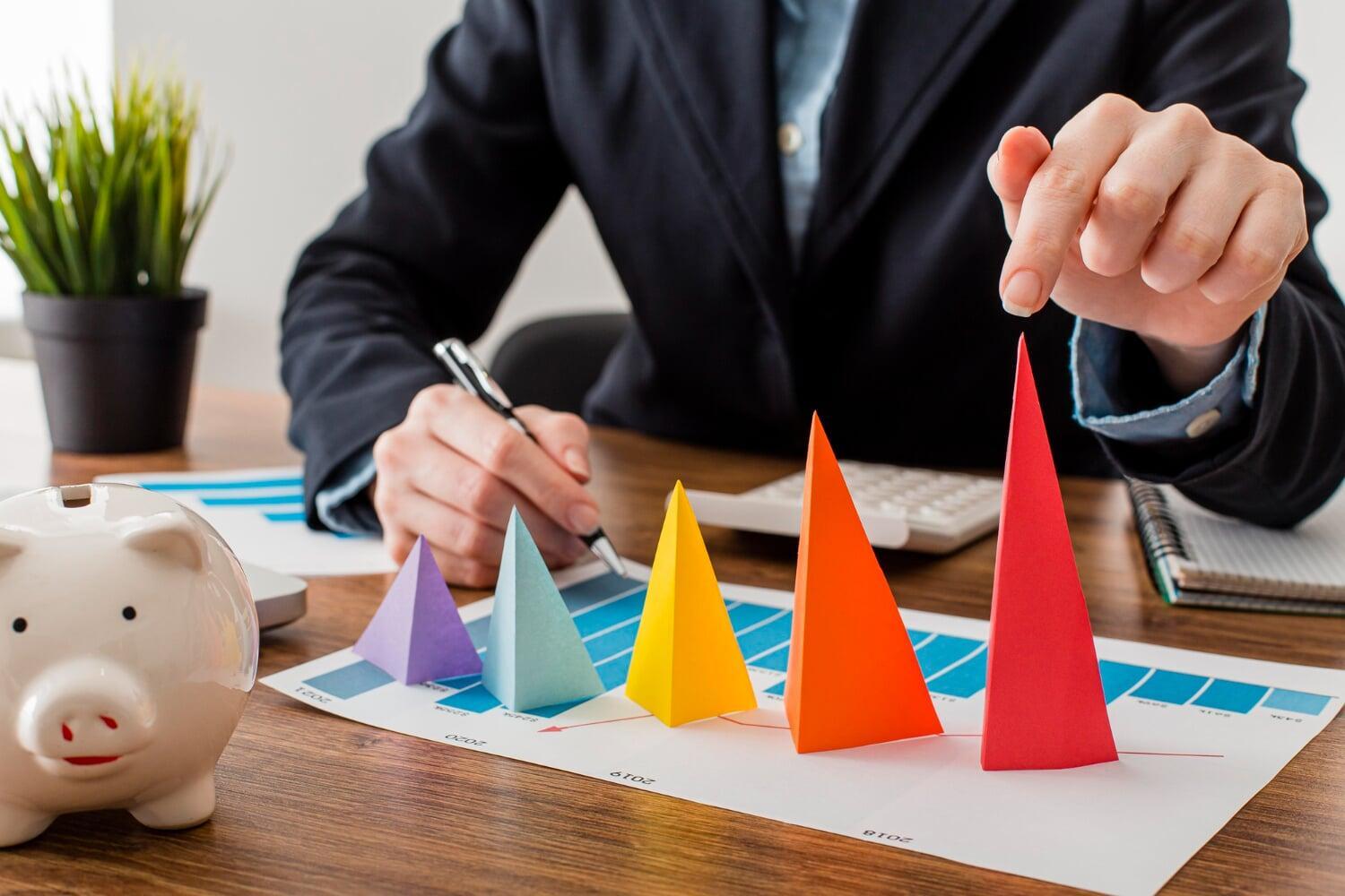 Empresário analisando gráficos de crescimento com elementos visuais representando funil de vendas