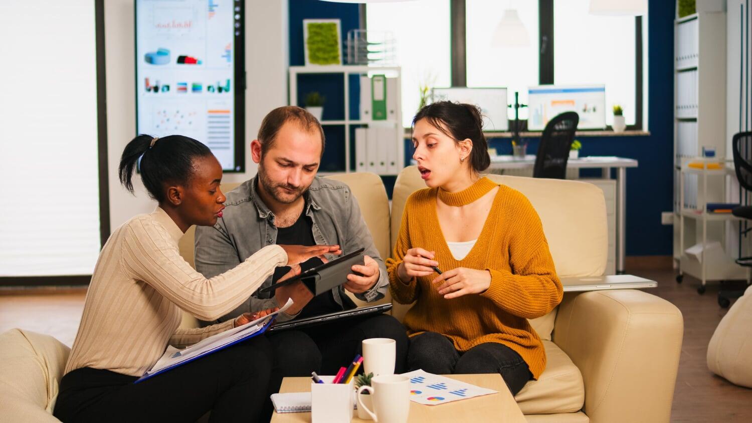 Equipe de marketing discutindo dados e estratégias digitais em ambiente colaborativo.