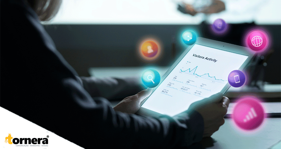 Profissional analisando dados de visitantes em tablet, com ícones digitais representando canais de marketing.