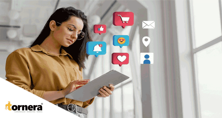 Mulher mexendo em um tablet com vários icones e emojis flutuando