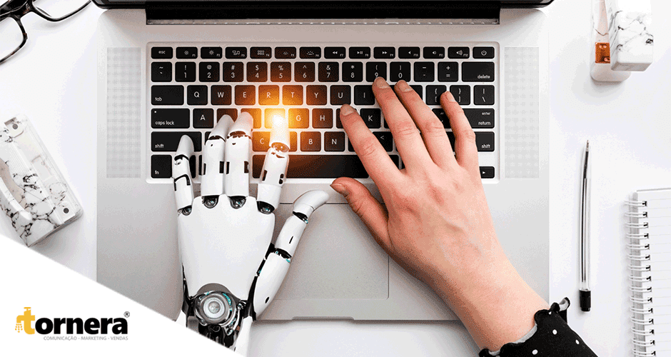 Uma pessoa digitando em um laptop com uma mão robótica